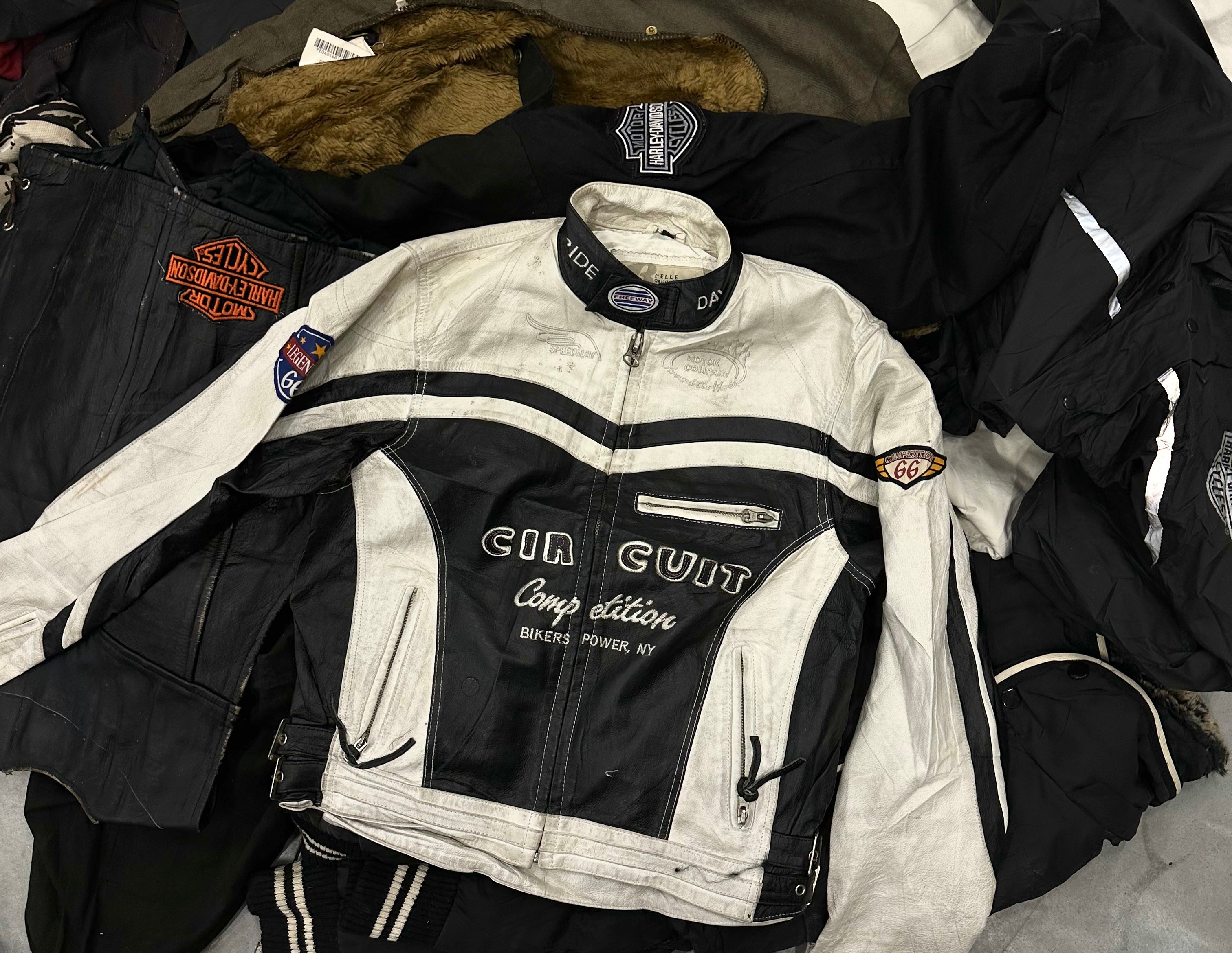Blouson de moto en cuir vintage noir et blanc Circuit Competition avec patchs Route 66 et Harley Davidson, stock grossiste seconde main.